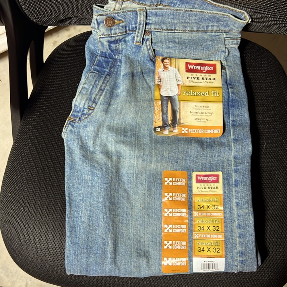 Wranglers relaxed fit men’s jeans. Size 34*32
